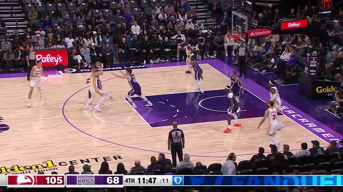 Kristaps Porziņģis có pha kiến tạo dọn cỗ để đồng đội dứt điểm đẹp mắt