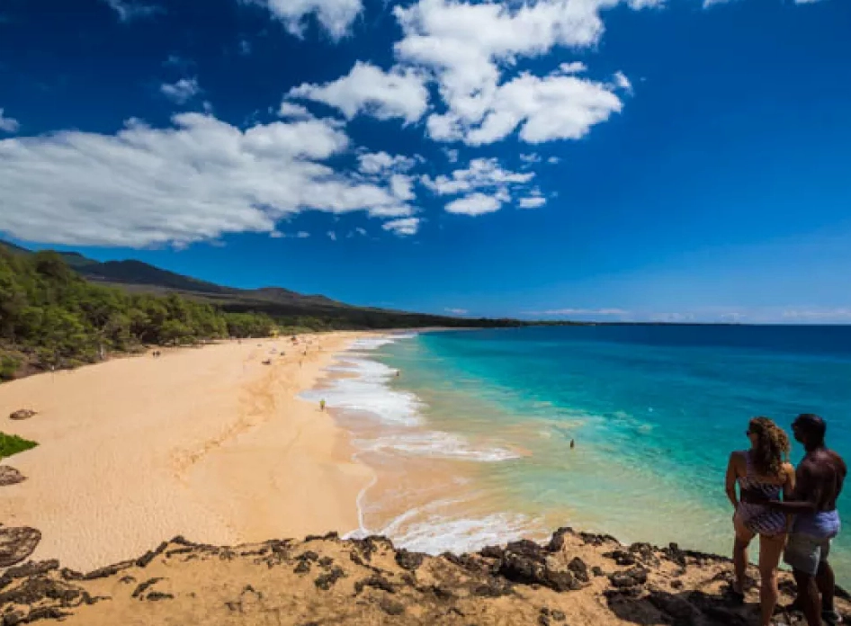 Một cặp đôi đang tận hưởng khung cảnh bình yên trên bãi biển ở Maui