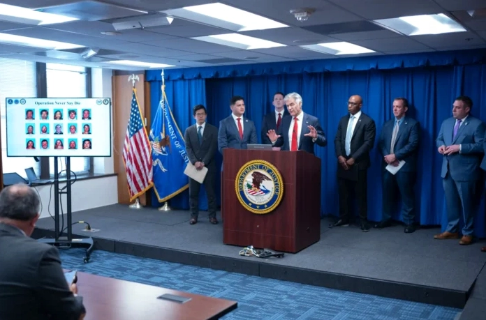 Một nhân vật đang bị bắt giữ giữa một chiến dịch căng thẳng