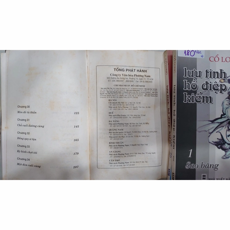 Một phần của bộ tiểu thuyết kinh điển trên giá sách