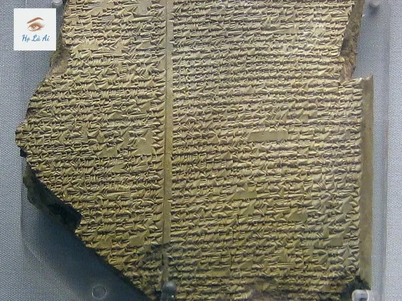 Một trong những phiến đất sét cổ xưa ghi lại những dòng chữ nêm về sử thi Gilgamesh