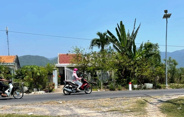 Nhà dân ở thôn Lâm Điền minh họa cho sự bình yên mong manh