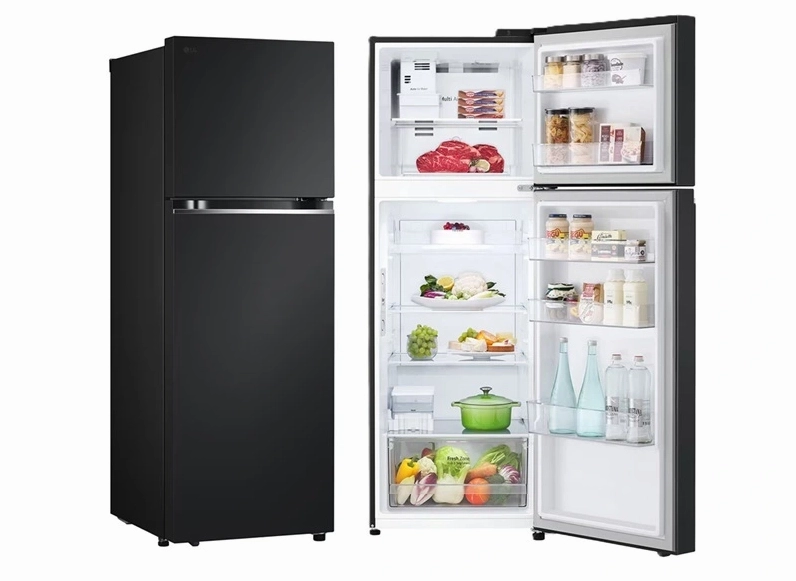 Nhân vật chính đang xem xét những manh mối cổ xưa