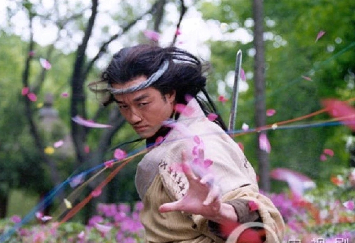 Nhân vật Lệnh Hồ Xung thi triển võ công