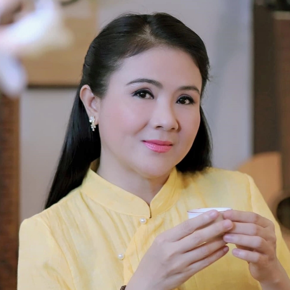 Nhân vật Thanh Ngân với ánh mắt sắc sảo và trang phục tinh tế