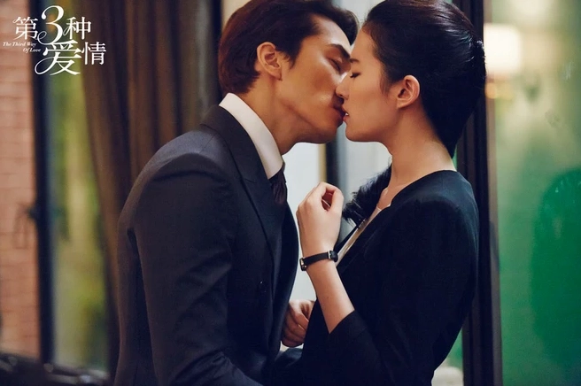 Những khoảnh khắc lãng mạn dạo bước cùng nhau của cặp đôi trên phố