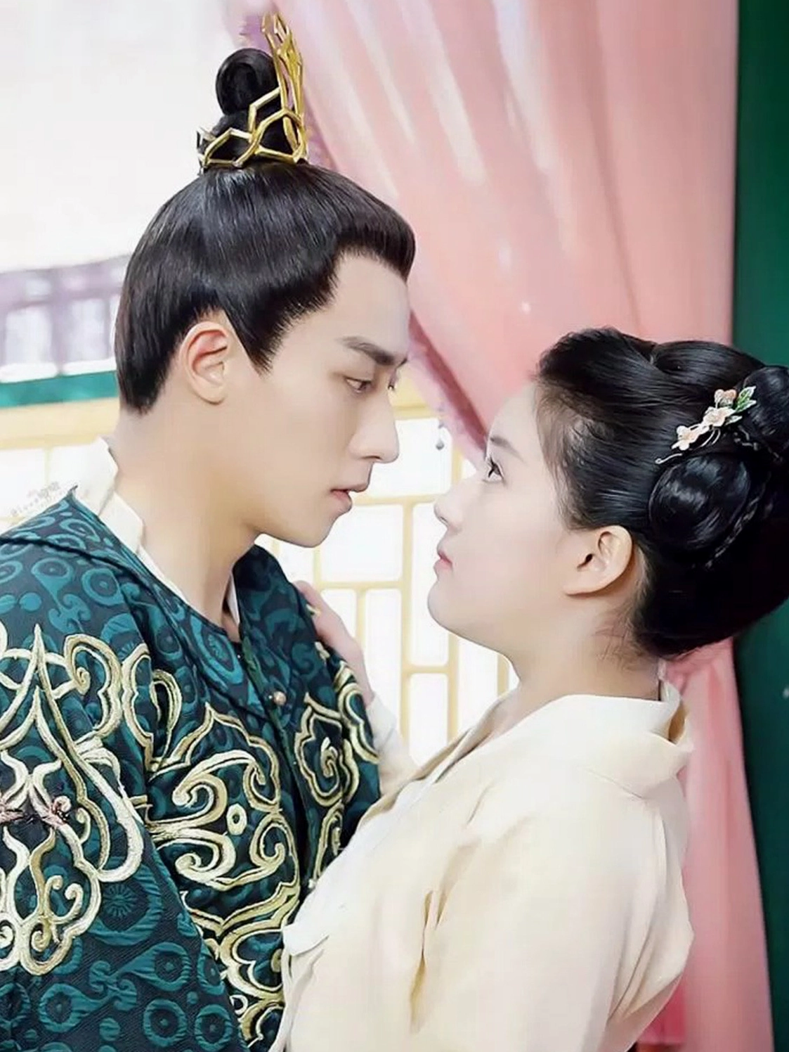 Phân cảnh thể hiện phản ứng hóa học bùng nổ giữa cặp đôi chính