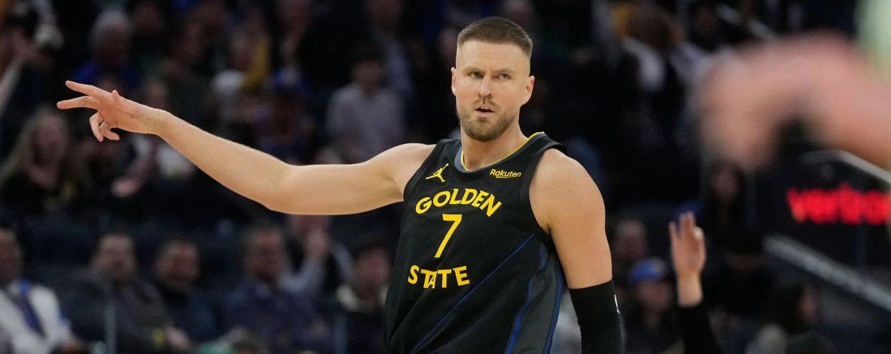 Porziņģis rời sân sớm trong một trận thua của Warriors do chứng co thắt lưng