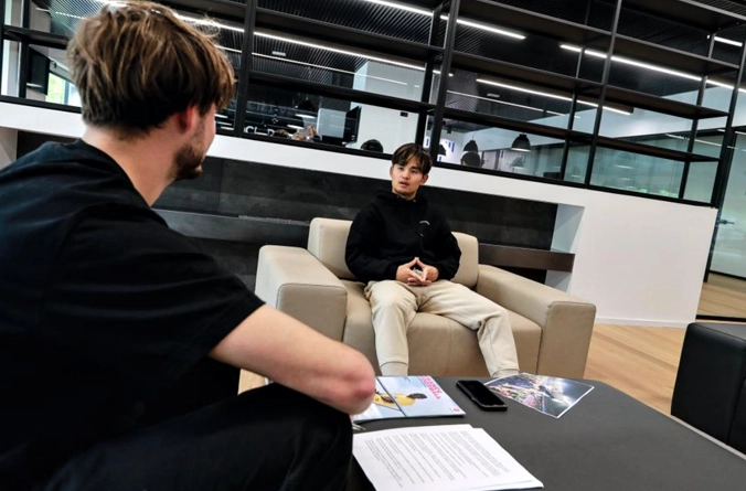 Takefusa Kubo trả lời phỏng vấn trước truyền thông