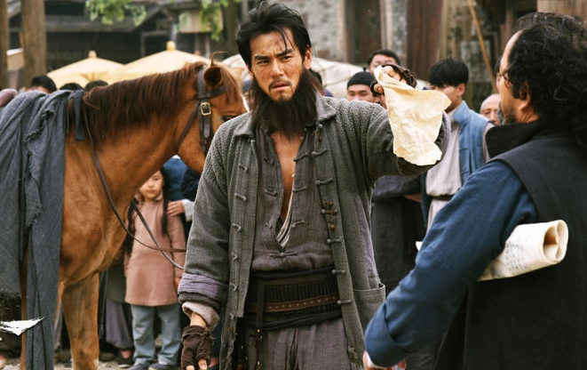 Tạo hình bụi bặm râu ria xồm xoàm của nam diễn viên Bành Vu Yến trong phim Huyết chiến đình