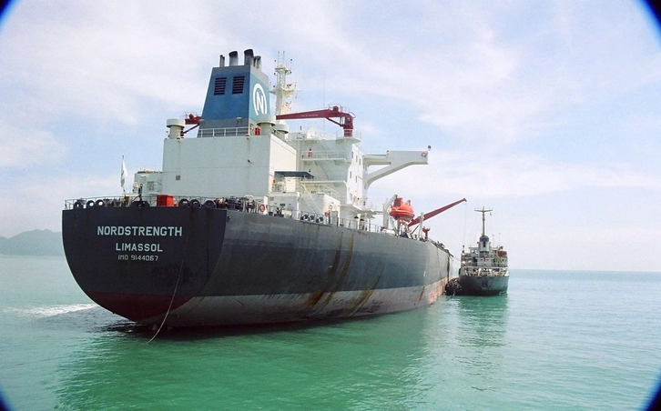 Tàu biển nước ngoài minh họa cho những thế lực ngoại lai hùng mạnh