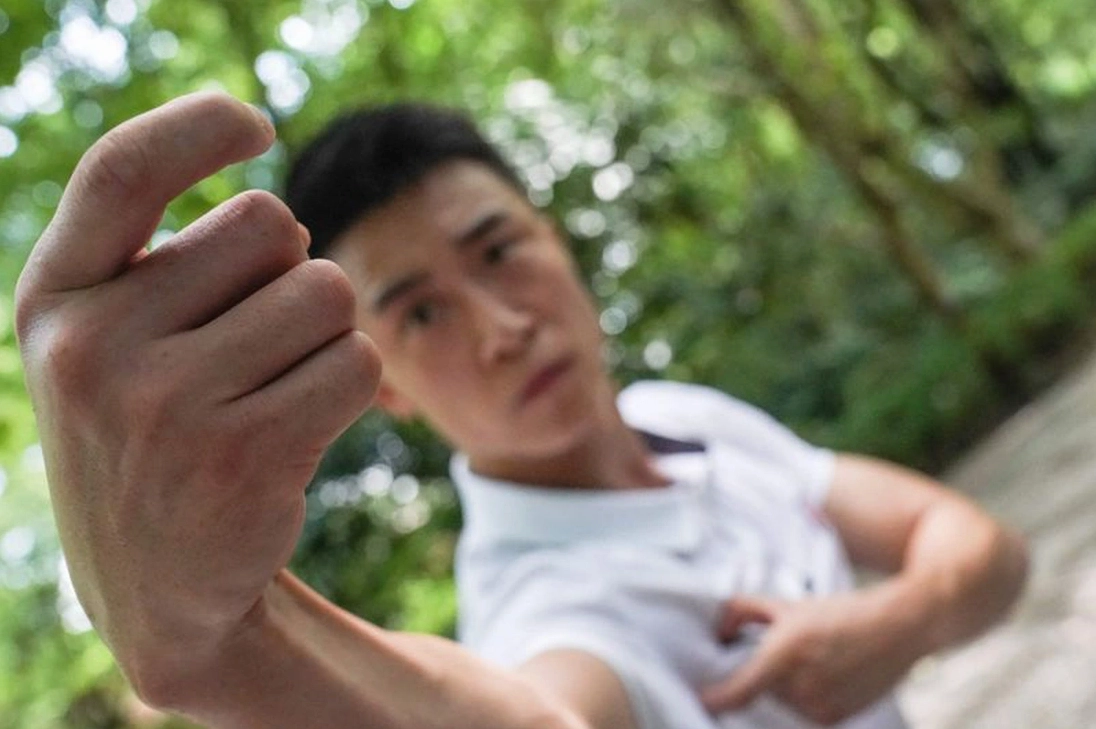 Thành Long thi triển võ công trong bộ phim huyền thoại