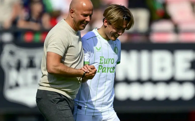 Tiền đạo Ayase Ueda thi đấu trong màu áo câu lạc bộ Feyenoord dưới thời huấn luyện viên Arne Slot