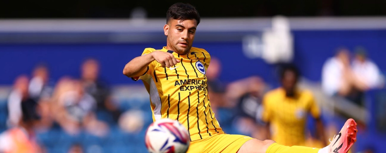 Tiền vệ trẻ mỉm cười rạng rỡ trong ngày ký hợp đồng cho mượn từ câu lạc bộ chủ quản