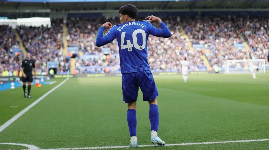 Vẻ mặt tập trung quan sát đồng đội di chuyển trước khi tung ra đường chuyền quyết định