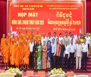 Review phim Song long xuất hải sự trở lại đầy hài hước của thập niên 80