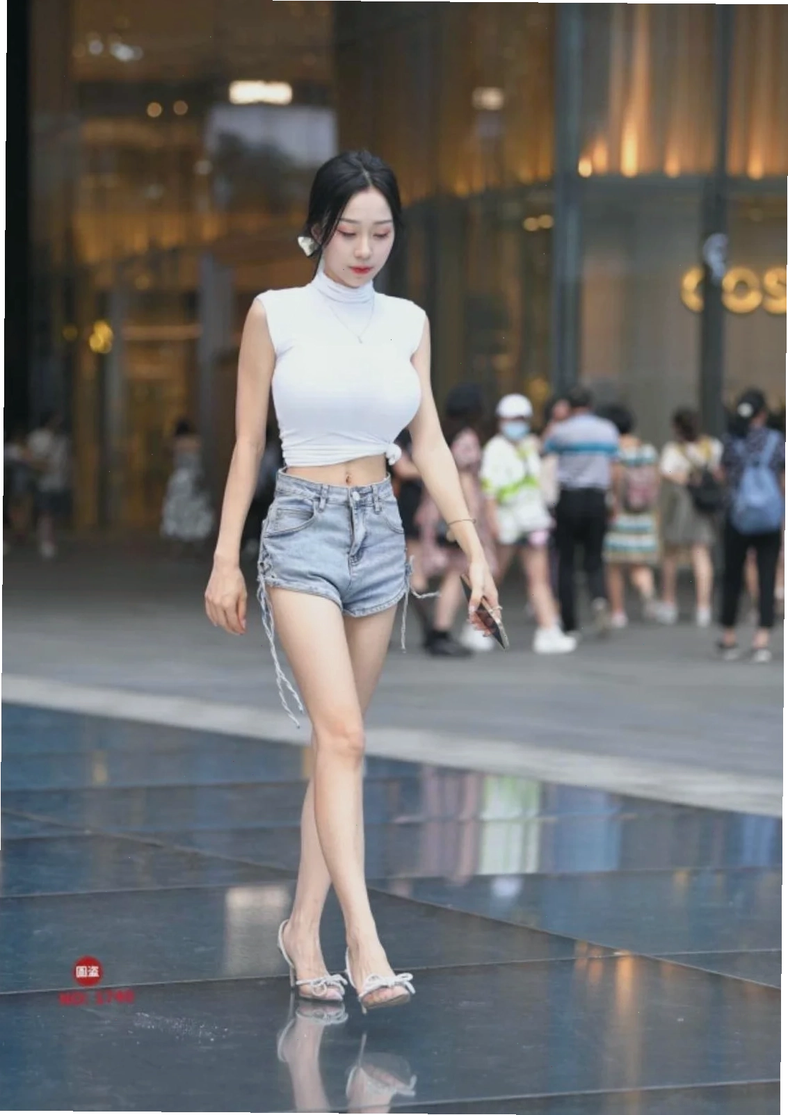 hot girl khoe vòng 1 với áo thun bó sát
