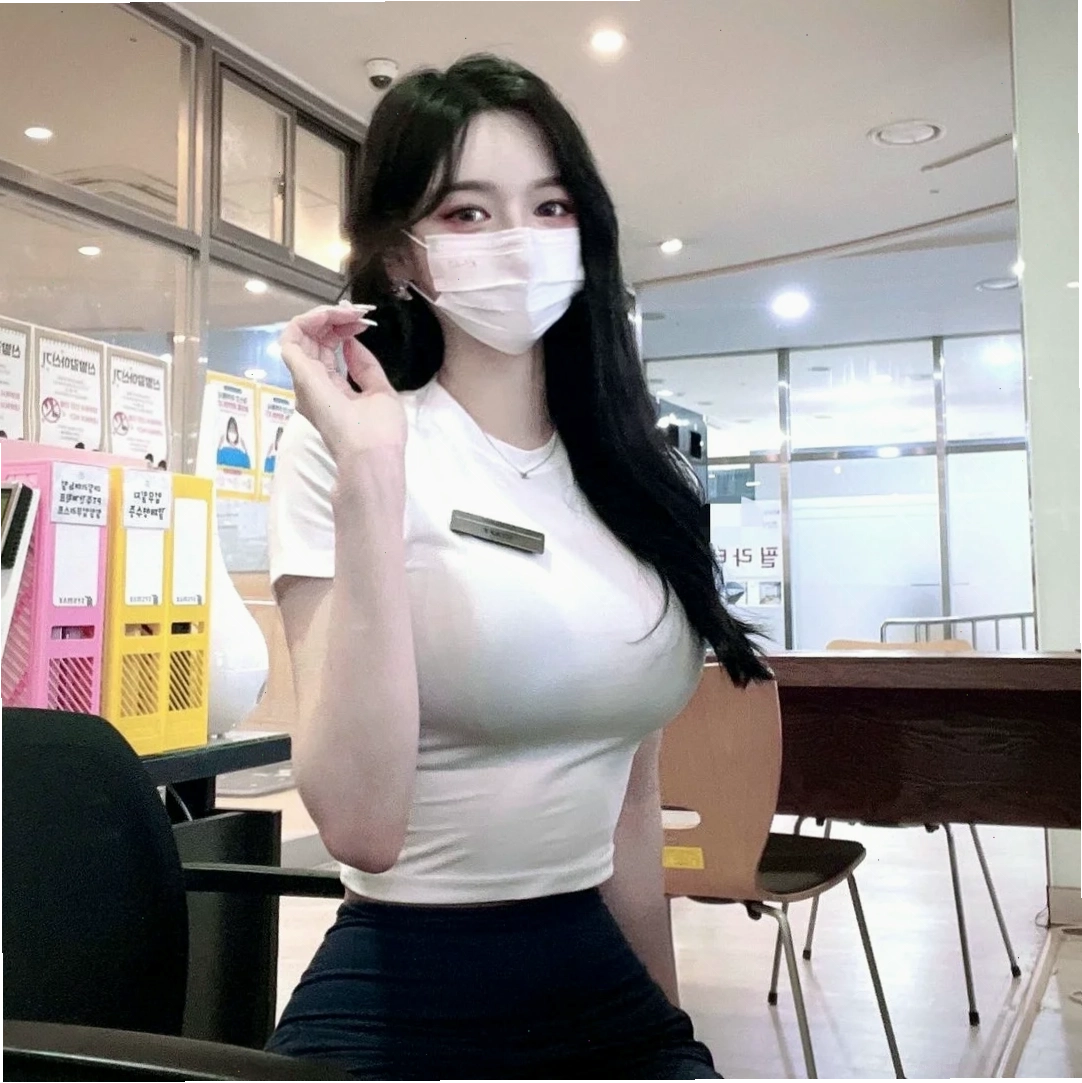 hot girl khoe vòng 1 với áo thun bó sát